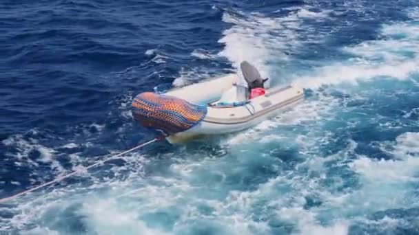 Úszó Mentőcsónak Egy Sétahajózási Koncepcióhoz Kötve Mentési Műveletekhez Tengeri Biztonsághoz — Stock videók