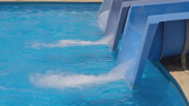 Güneşli bir günde Serinletici Havuza Su Kaydırakları Aile ve Eğlence Faaliyetleri İçin Mükemmel.