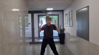 Koridorda Dans Eden Genç Çocuk, Gençlik Enerjisi ve Eğlencesi Yakalıyor.