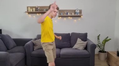 Modern Ev Ortamı 'nda Gençler Dans Hareketleri Gösteriyor. Yakalanmış Eğlence ve Heyecan.