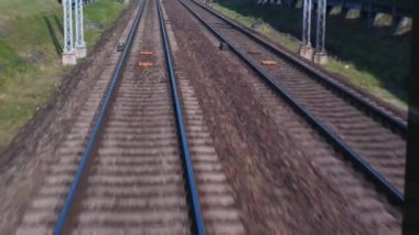 Hareket halindeki bir trenden demiryolu hattının görüntüsü. Seyahat ve ulaşım kavramı.