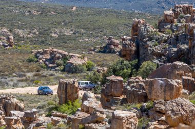 TRUITJIESKRAAL, Güney Afrika - Bölüm 6, 2022: Batı Cederberg Burnu 'ndaki Truistjieskraal 1. Araçlar görünür.