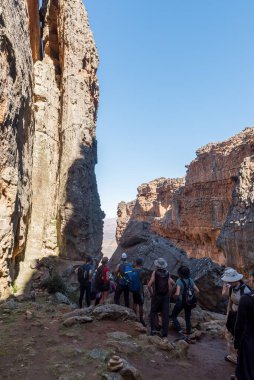 SANDDRIF, SOUTH AFRICA - 7. SEP 2022: Batı Cederberg Burnu 'ndaki Sanddrif yakınlarındaki geniş bir çatlaktan Wolfberg' e inen yürüyüşçüler