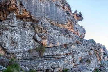 Batı Cape Cederberg 'deki Sanddrif yakınlarındaki dar Wolfberg çatlağına giden yolda korkuluk olarak kullanılan bir ip görülüyor.