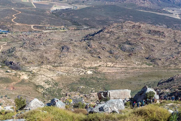 SANDDDRIF, SOUTH AFRICA - 7. SEP 2022: Batı Cederberg Burnu 'ndaki Sanddrif yakınlarında Wolfberg' ten inen yürüyüşçüler