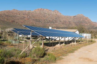 KROMRIVIER, Güney Afrika, SEP 8, 2022: Cederberg Dağları 'ndaki bir tatil beldesi olan Kromrivier Cederberg Parkı' nda güneş enerjisi tesisi