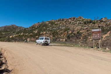 CITRUSDAL, SOUTH AFRICA - SEP 9, 2022: Batı Cape Eyaleti Citrusdal yakınlarındaki Cederberg Dağları 'ndaki Middelberg Geçidi' nin tepesi. Bir bilgi panosu ve araç görünür