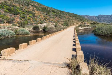 Batı Cape Cederberg 'deki Cezayir yakınlarındaki Olifants Nehri üzerindeki alçak su köprüsü.