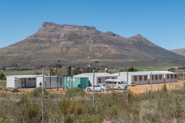 KOUE BOKKKEVELD, Güney Afrika - SEP 9, 2022: Batı Cape Eyaleti 'nin Koue Bokkkeveld bölgesindeki R303 yolunun yanındaki Voorsorg İlköğretim Okulu
