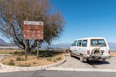 GYDO PASS, Güney Afrika - SEP 9, 2022: Batı Burnu 'nun Koue ve Sıcak Bokkkevveld bölgeleri arasındaki Gydo Geçidi' ne bakış açısı. Bir bilgi panosu ve araç görünür