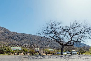 CERES, Güney Afrika - 9 SEP 2022: Batı Cape Eyaleti 'nin Ceres' in güneybatı girişi. İş yerleri ve araçlar görünür.