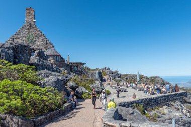 Cape Town, Güney Afrika - 14 Şubat 2022: Turistler Cape Town 'daki Table Mountain' da görülebilirler. Binalar görünür.