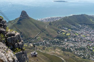 Cape Town, Güney Afrika - 14 Şubat 2022: Bir teleferik, Lions Head ve Robben Adası Masa Dağı 'ndan görülebiliyor.