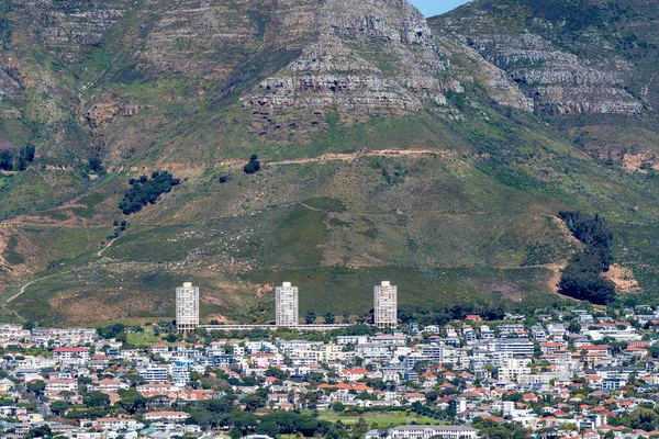 南非开普敦 2022年9月14日 在开普敦魔鬼峰的斜坡上可以看到三座公寓楼 它们被戏称为玉米芯 — 图库照片