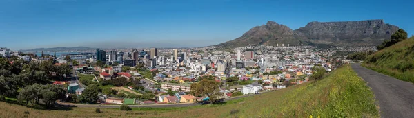 南非开普敦 2022年9月14日 桌山全景 魔鬼峰 开普敦市中心和从军事路上看到的五彩斑斓的Bo Kaap — 图库照片