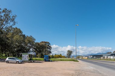 Somerset West, Güney Afrika - 19 Eylül 2022: Batı Cape Eyaleti, Somerset West 'te ana caddede bir sokak sahnesi. İki mobil büfe ve araç görünür