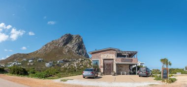Rooiels, Güney Afrika - 20 Sep 2022: Batı Cape Overberg Bölgesi 'ndeki Rooiels' de bir sokak sahnesi. Bir restoran ve araçlar görünür.