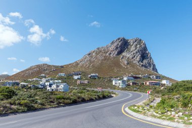 Rooiels, Güney Afrika - 20 Sep 2022: Rooiels 'in Batı Burnu' ndaki R44 yolu manzarası. Evler görünür.