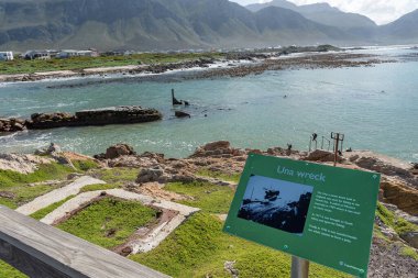 Bettys Körfezi, Güney Afrika - 20 Sep 2022: Bettys Körfezi 'ndeki Stony Point Doğa Koruma Alanı' nda görünen Una gemi enkazının bir kısmıyla ilgili bilgi kurulu.