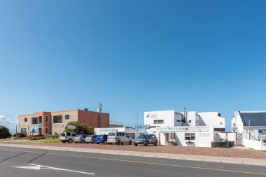 Bettys Körfezi, Güney Afrika - 20 Ekim 2022: Batı Cape Eyaleti 'ndeki Bettys Körfezi' nde iş, insan ve araçlarla dolu bir sokak sahnesi