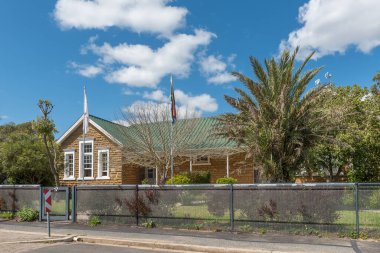 Stanford, Güney Afrika - 20 Sep 2022: Batı Cape Eyaleti 'nde Okkie Smuts İlköğretim Okulu ile bir sokak sahnesi