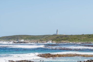 Tehlike Noktası Deniz feneri Batı Cape Eyaleti 'ndeki Gansbaai yakınlarındaki Kruismans Körfezi boyunca görülebilir.