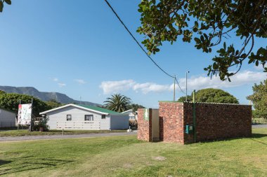 Gansbaai, Güney Afrika - 20 Şubat 2022: Batı Cape Eyaleti 'ndeki Gansbaai yakınlarındaki Franskraalstrand' daki Uilenkraalsmond Resort 'ta bir abdest binası ve bilardo salonu görülebilir.