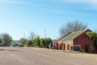 Baarskeerdersbos, Güney Afrika - 21 Eylül 2022: Marietjies Pub and Grill ile Batı Cape Eyaleti 'ndeki Baardskeerdersbos' ta bir sokak sahnesi. Araçlar görünür.