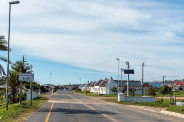 Elim, Güney Afrika - 21 Eylül 2022: Elim 'e giriş, bir Moravya kasabası, Batı Cape Eyaleti. Evler görünür.
