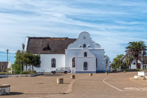 南アフリカ共和国エリム 2022年9月21日 西ケープ州エリムにある歴史的なモラヴィア教会のある通りのシーン ピックアップトラックが表示されます — ストック写真