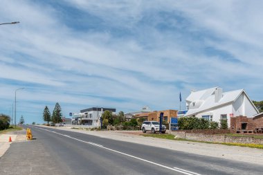 Struisbaai, Güney Afrika - 21 Eylül 2022: Batı Cape Eyaleti 'ndeki Struisbaai' de iş ve araçlarla dolu bir sokak sahnesi