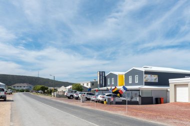 LAgulhas, Güney Afrika - 21 Eylül 2022: Batı Cape Eyaleti 'ndeki LAgulhas' ta iş ve araçlarla dolu bir sokak sahnesi