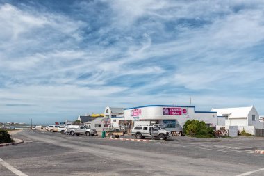 LAgulhas, Güney Afrika - 21 Eylül 2022: Batı Cape Eyaleti 'ndeki LAgulhas' ta iş ve araçlarla dolu bir sokak sahnesi