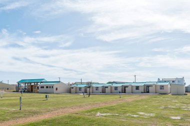 Struisbaai, Güney Afrika - 21 Sep 2022: Kamp alanları, Chalets ve Struisbaai 'deki karavan parkının girişi, Batı Cape Eyaleti
