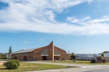 Struisbaai, Güney Afrika - 21 Sep 2022: Batı Cape Eyaleti 'ndeki Struisbaai' de Hollandalı Reform Kilisesi Suidpunt ile bir sokak sahnesi