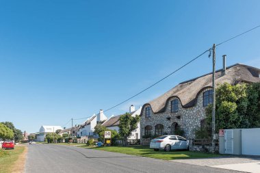 Arniston, Güney Afrika - Bölüm 22, 2022: Arniston, Batı Cape Eyaleti 'nde konuk evleri ile bir sokak sahnesi