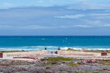 Agulhas Ulusal Parkı, Güney Afrika - 22 Şubat 2022: Afrika 'nın en güney ucu, aynı zamanda Hint Okyanusu' nun buluşma noktası, solda ve Atlantik Okyanusu 'nda, sağda