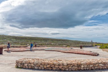 L 'Agulhas, Güney Afrika - Bölüm 22, 2022: Afrika' nın en güney noktasındaki Cape L 'Agulhas' ın yardım haritasına bakın. İnsanlar ve deniz feneri görünür.