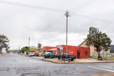 Bredasdorp, Güney Afrika - 23 Ekim 2022 Batı Cape Eyaleti 'ndeki Bredasdorp' ta bir sokak manzarası. Araçlar görünür.