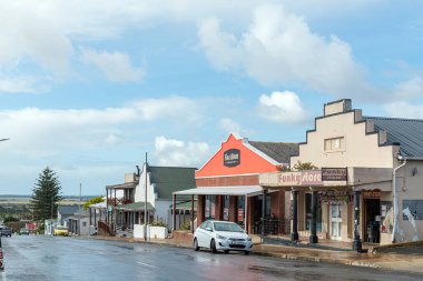 Bredasdorp, Güney Afrika - 23 Şubat 2022: Batı Cape Eyaleti 'ndeki Bredasdorp' ta bir sokak sahnesi. Araçlar görünür.