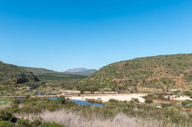 Batı Cape Cederberg 'deki Cezayir yakınlarındaki Olifants Nehri üzerindeki alçak su köprüsü.