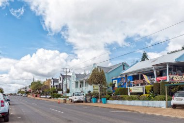 Napier, Güney Afrika - 23 Eylül 2022: Batı Cape Eyaleti Napier 'de iş ve araçlarla dolu bir sokak sahnesi
