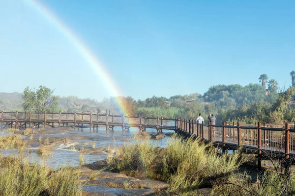 2023年2月26日 南非奥格比国家公园 人们在彩虹边的木板路上 因为奥格比瀑布的喷雾浸泡而导致死亡 — 图库照片