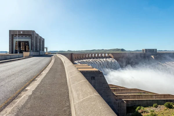 ガリープダムが溢れています ダムは南アフリカ最大のダムである 自由州と東ケープ州との州境にあるオレンジ川にある — ストック写真