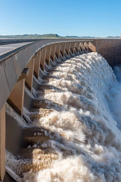 ガリープダムが溢れています ダムは南アフリカ最大のダムである 自由州と東ケープ州との州境にあるオレンジ川にある — ストック写真