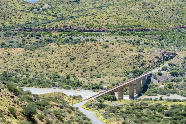 Однополосный Автомобильный Мост Через Реку Оранж Переполненной Дамбой Вандерклуф — стоковое фото