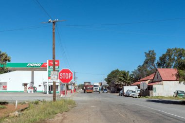 Jagersfontein, Güney Afrika - 21 Şubat 2023: Özgür Eyalet Eyaleti 'ndeki Jagersfontein' de bir benzin istasyonu ve araçlarla bir sokak sahnesi. Bir dur işareti görünür