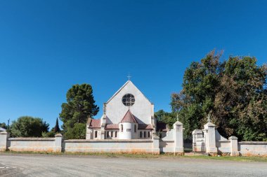 Jagersfontein, Güney Afrika - 21 Şubat 2023: Özgür Devlet Eyaleti 'ndeki Jagersfontein' de tarihi Roma Katolik Kilisesi ile bir sokak sahnesi