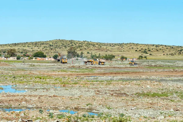 2023年2月21日南アフリカ共和国ヤガースフォンテン 自由州ヤガースフォンテインの尾鉱ダムの破裂による有毒汚泥を除去する車両 — ストック写真