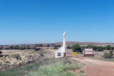 Griekwastad, Güney Afrika - 24 Şubat 2023: Kuzey Burnu 'nda Griekwastad ve Groblershoop arasındaki N8 yolunda bir çiftlik sahnesi